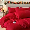 Nuevo juego de ropa de cama de cuatro piezas de alta gama color rojo brillante bordado para boda 2026, decoración de habitación de bodas amigable con la piel, dote nupcial