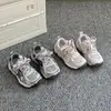 Zapatos deportivos para niños 2026 nueva colección primavera y otoño para niños, zapatillas de correr versátiles antideslizantes con suelas suaves y diseño casual transpirable para niñas pequeñas