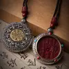 Colgante de moneda de dinero fantasma de la montaña de cinnabrio de arena dorada púrpura, moneda de dinero fantasma de montaña giratoria estilo thangka, adecuado para hombres y mujeres en su año zodiacal