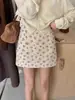 Falda de pana estilo retro otoño e invierno, suave y elegante, con pequeños adornos florales, forro de seguridad y cremallera, de falda midi o minifalda.