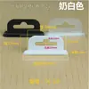 Gancho para agujero de avión hebilla de triángulo de plástico embalaje en caja de color gancho de plástico caja de papel plana tridimensional oreja colgante hebilla colgante