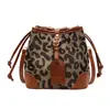 Bolsa Saco Estampa de Leopardo Retrô de Nicho para Mulheres 2025 Nova Bolsa Transversal de Estilo High-End Bolsa de Ombro Fashionável para o Dia a Dia