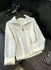 Diseño estilo coreano con rayas de colores contrastantes, elegante suéter de manga larga con cremallera para mujer, top versátil chic con cuello alto Otoño 2026