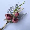 Borde quemado Rosa sosteniendo flor flor artificial borde quemado rosa mesa de comedor portabotellas ramo de flor artificial hotel flor de seda respaldo de silla Flor