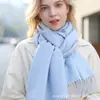 Bufanda de lana de color liso jacquard personalizada de alta gama para mujer, agradable para la piel, cálida, versátil, calentador de cuello y chal engrosado para otoño e invierno