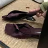 Sandalias de Cuña Pleateadas de Cuadrado de Cuero Suave y Terciopelo para Mujer, Estilo Francés de Lujo Ligero Retro, Elegantes y de Moda para Uso en Exteriores