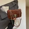 Bolso cruzado minimalista de cuero suave con correa de cadena a la moda, nuevo bolso de hombro casual para la primavera de 2026, bolso de mujer moderno y elegante