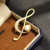 Broche Clássico Elegante de Alta Qualidade em Forma de Nota Musical, Banhado a Ouro, com Design Simples e Estiloso, Apresentando Linhas de Pérolas Sintéticas, Adequado para Homens e Mulheres