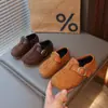Mocassins casuais retrô para meninas 2026 novos sapatos de couro respiráveis para primavera e outono para uso externo sapatos slip-on preguiçosos para meninos