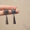 Pendientes vintage de borla dorada con sol, diseño de nicho, lujo ligero, estilo de mediados de siglo, pendientes de alta gama, elegantes y de tonos fríos