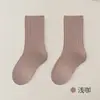 Meias infantis, estilo grosso para outono e inverno, comprimento até a panturrilha, design sem costura de agulha dupla, cores lisas, unissex, meias de bebê, qualidade Classe A, meias Zhujie