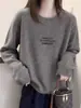 Camiseta feminina estilosa e versátil de manga longa com gola redonda, feita de tecido de fleece escovado e com um corte que valoriza o corpo, perfeita como camada base para o outono
