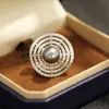 Broche de Hoja de Loto Incrustada con Piedras Intelectual Versátil de Gama Alta Perla Blanca y Negra Bicolor Retro Accesorios de Pines de Gama Alta para Mujeres