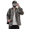 Camisa xadrez retrô americana de manga comprida para homens, design de outono, estilo nicho com bolsos, visual desgastado, corte solto, camisa estilosa e legal