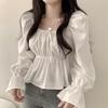Camisa adelgazante de estilo coreano con cuello cuadrado, cintura con cordones, mangas acampanadas y volantes