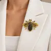 Broche de Abeja y Lirio Calla de Lujo Ligero Transfronterizo Europeo y Americano Decoración de Pin de Flor de Resina de Temperamento Elegante