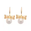 Ganchos para Orejas de Zirconia con Lazo y Perla Electrochapados en Oro Real, Pendientes Simples y Elegantes, Versátiles con un Toque de Lujo Ligero y Acabado de Alta Gama