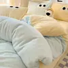 Conjunto de cama de quatro peças em veludo de leite, capa de edredom em flanela de lã de coral, novo conjunto de lençóis outono/inverno 2025, conjunto de três peças espessado e com forro de lã
