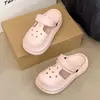 2026 Novos Tamancos de Solado Grosso para Mulheres, Estilo Mary Jane, Sandálias Fechadas que Aumentam a Altura, Meio Chinelos Fofos de Desenho Animado