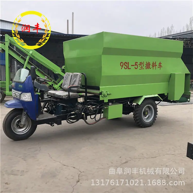 饲料撒料车