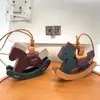 Encantador y Versátil Colgante para Bolso de Caballo Mecedora, Colgante de Dibujos Animados en Cuero, Colgante Hecho a Mano en Cuero Genuino, Llavero para Coche