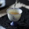 Taza de té púrpura degradado pintada a mano con diseño de mariposa brumosa, Taza de té de pie alto para uso doméstico, Juego de té de alto valor estético, Taza de degustación, Taza de maestro