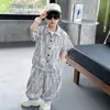 Conjunto de Camisa a Cuadros de Verano para Niños 2026 Nuevo Elegante y Moderno Pantalones de Verano Anti-Mosquitos para Niños Conjunto de Dos Piezas
