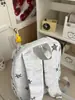 Mochila pequeña, simple, de color sólido con bordado de letras texturizado, diseñada para estudiantes mujeres, adecuada para la escuela y el uso diario, ligera y reduce la carga en los hombros