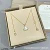Colar de vestido pequeno V Jinbaoge com leque duplo em madrepérola branca, banhado a ouro rosa 18K, finamente esculpido em CNC, atacado para mulheres