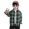 Camisa de cuadros verdes de otoño para niños, nuevo estilo primavera/otoño 2026, moderna y genial, top elegante para niños pequeños