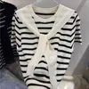 Chal de punto a rayas de color contrastante Camiseta de manga corta para mujer 2026 Primavera/Verano Nuevo Top juvenil elegante de imitación de dos piezas