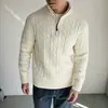 Suéter de tricô retrô com zíper parcial e gola alta para homens, apresentando um padrão trançado, um corte justo e uma estética vintage de "velho dinheiro".