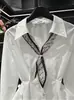 Bufanda de Seda con Diseño Retro Camisa Blanca de Manga Larga Nuevo Estilo Otoño 2026 Top Elegante que Ceñe la Cintura Adelgazante 10287