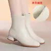 Moda Versátil de Outono e Inverno Botas Curtas Botas de Couro Macio para Mulheres Plus Veludo Salto Baixo Antiderrapante Botas Martin Retro para Mulheres