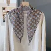 Lenço Triangular Elegante e Intelectual para Mulheres, Design Floral de Alto Valor, Levemente Enrolado, Sensação Relaxada, Versão Pequena Fina
