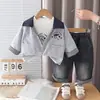 Roupa de Outono Infantil 2026 Novo Estilo Xadrez com Capuz Desenho Animado Manga Longa Roupas para Meninos Conjunto de Três Peças Direto do Fabricante