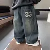 Q271 Pantalones para Niños Otoño Nuevo Estilo Jeans Bordado en Bolsillo Trasero Estilo Coreano Travieso Guapo Holgados Pantalones Largos para Niños Modernos