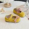 Sapatos femininos rasos estilo francês com bolinhas, nova coleção primavera-verão 2026, versáteis com saias, sapatos Mary Jane de couro de salto baixo