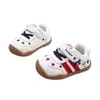 Zapatos para niños pequeños, primavera y otoño, zapatos de una sola pieza para niñas, nuevo modelo 2026, zapatos para niños, zapatos transpirables de suela blanda para caminar de bebés