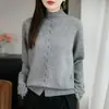 2026 Cardigan de Tricô Feminino Outono-Inverno Novo com Recortes, Caimento Solto, Gola Meia-alta, Detalhe em Veludo Crochê com Lantejoulas e Guaxinim nos Punhos