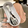 Acero Inoxidable 304 Infantil de Dibujos Animados Tenedor Cuchara Caja Portátil Juego de Tres Piezas de Alto Valor para el Hogar Cuchara Dulce para Comer de Bebé