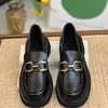 Mocassins femininos estilosos, sapatos de couro macio estilo britânico, coleção outono 2026, elegantes e versáteis, design slip-on preto, confortáveis de usar