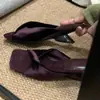 Sandálias de salto alto plissadas de veludo Chuyuji com bico quadrado para mulheres, estilo francês vintage de luxo leve, adequadas para uso ao ar livre, chinelos elegantes
