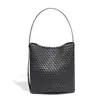 Directo de Fábrica Alta Gama Sensación Gran Capacidad Bolso Cubo Bolso Tejido para Mujer Bolso de Hombro de Nicho Bolso Simple para Commuter de Mujer Nuevo