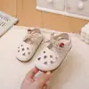 Sandálias Fechadas de Verão 2026 para Bebês, com Recortes Doces e Laço, Sapatos de Praia Infantis com Solas Macias, Tamancos para Crianças Pequenas