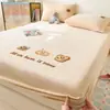 Toalla de Elefante Pequeño Bordada Sábana de Terciopelo de Leche Pieza Única Invierno Cubierta de Colchón de Terciopelo de Coral Cálido Protector Plus Cubierta de Cama de Terciopelo