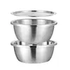 Práctico juego de bol y colador de acero inoxidable 304 para la cocina, con un bol multiusos engrosado de borde ancho con bandeja escurridora y tapa