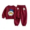 Novo conjunto de outono e inverno para crianças: um conjunto fofo e folgado de moletom com forro de fleece e calça, um conjunto estiloso de duas peças para bebês, perfeito para as estações de outono e inverno