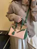 Bolso de mano de alta gama para mujer, nuevo modelo 2026, bolso Kelly de moda transfronterizo, bolso de hombro y cruzado casual para el trabajo, color platino