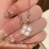 Collar de concha rosa con trébol de cuatro hojas, un diseño moderno y único para mujer, una cadena de clavícula delicada y lujosa con un aspecto elegante y sofisticado